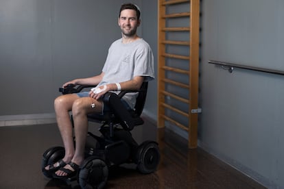 José Conejero, en el Hospital del Mar, un par de meses antes de someterse a una cirugía de estimulación cerebral profunda contra el dolor neuropático que sufre.