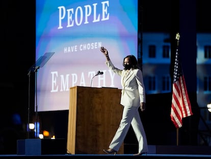 Kamala Harris, con traje blanco, una referencia sufragista, en Wilmington, Delaware, en noviembre de 2020.