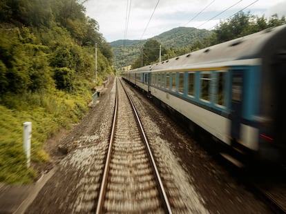 Un tren circula por Alemania, cerca de la frontera con la República Checa.