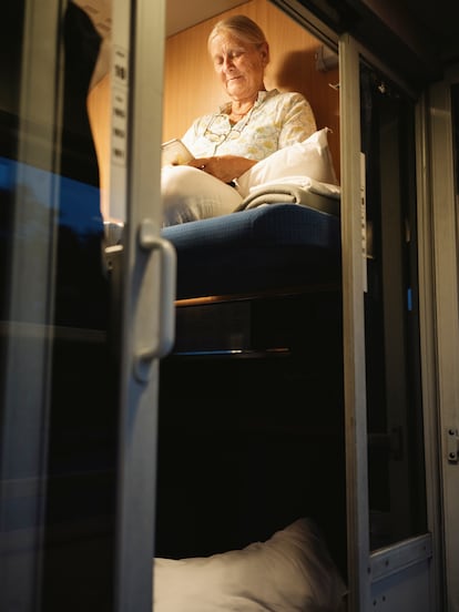 Nicole Decourriere, en la litera del tren nocturno a Praga.