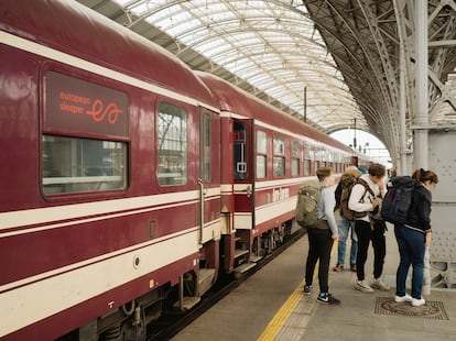 Un tren del operador ferroviario European Sleeper en la Estación Central de Praga. 