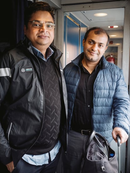 Rajesh Chandra y Sibghatullah Ahmed, en el interior del tren a su llegada a Berlín.