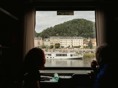 Una pareja observa el río Elba, en Alemania, desde el tren que los llevará a Praga.