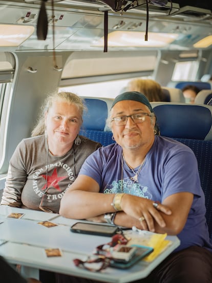 Rolando Morales y Susana MacIntosh, camino de París.