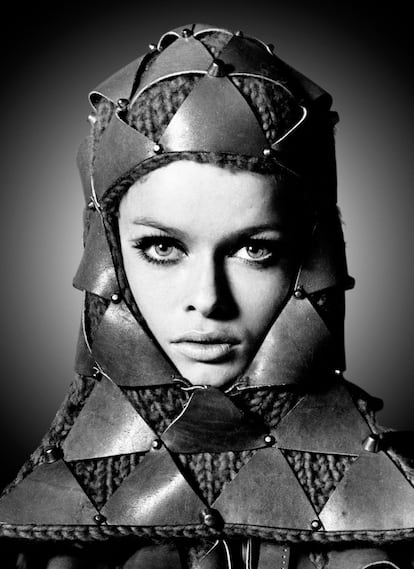 La modelo Li Sellgren, vestida de Paco Rabanne, para la revista L’Officiel en 1970.