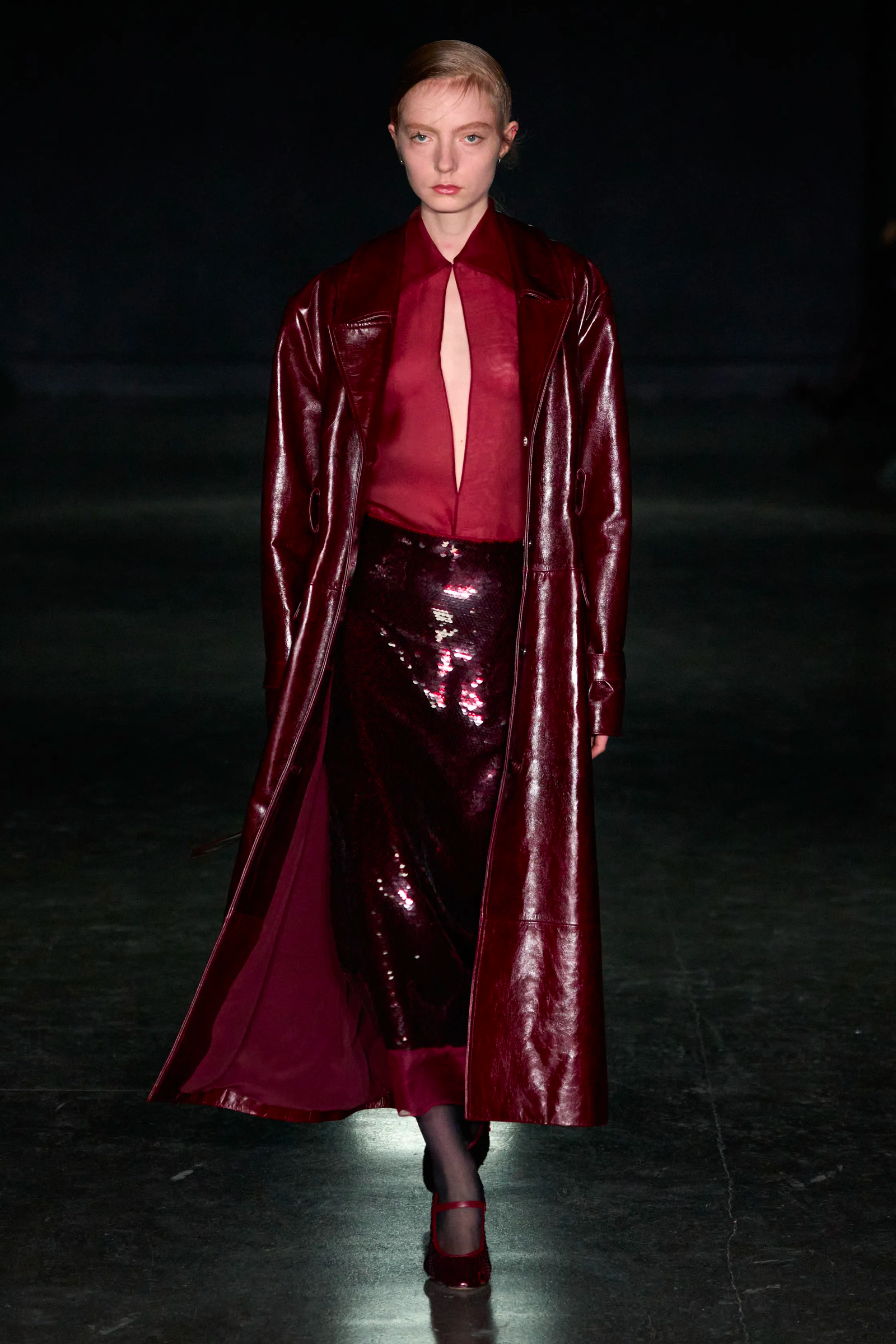 cherry red uno de los colores tendencia de Emilia Wickstead otoñoinvierno 20242025