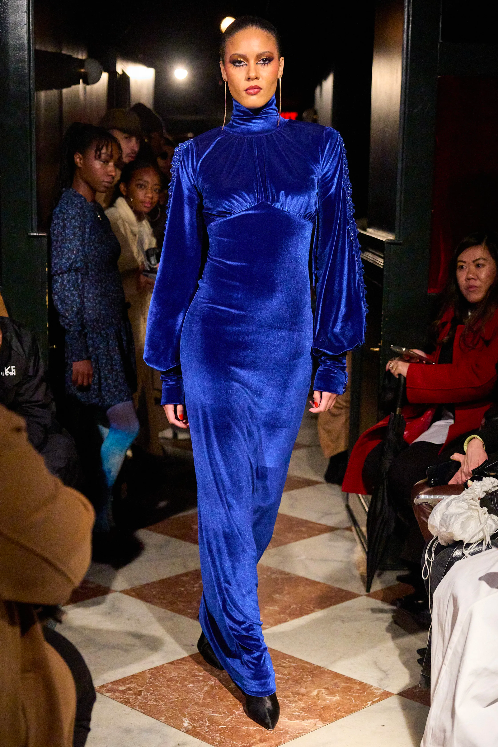 royal blue en House of Aama otoño invierno 202425.