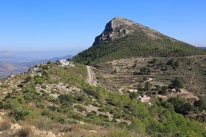 El paisaje durante la ascensión al mirado Coll de Rates, en la comarca alicantina de la Marina Alta.