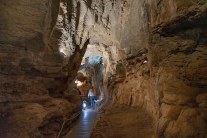 Vista del interior de la cueva de Calaveras, en la localidad de Benidoleig.
