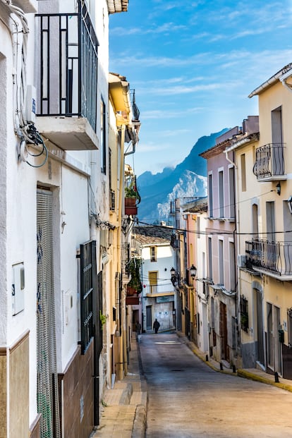 Una de las calles principales de la localidad de Tàrbena, en Alicante.