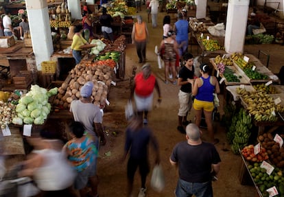 Clientes compran en un mercado al aire libre en La Habana, Cuba, en una imagen de archivo.