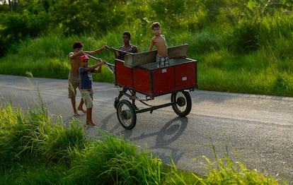 Niños empujan un carro en Campo Florido, al este de La Habana, Cuba, el 12 de agosto de 2024. 