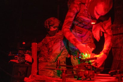 Un soldado ucranio de la 3ª Brigada de Asalto prepara un dron con explosivo antes de sobrevolar posiciones rusas en la región de Járkiv, el 24 de agosto.