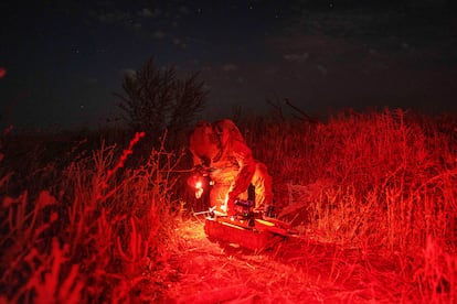 Un soldado ucranio de la 3ª Brigada de Asalto prepara un dron con explosivo antes de sobrevolar posiciones rusas en la región de Járkiv, el 24 de agosto.