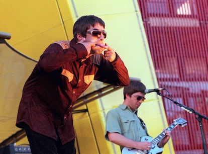 Liam (a la izquierda) y Noel Gallagher, durante un concierto de la banda Oasis, en San Francisco con U2, en 1997.