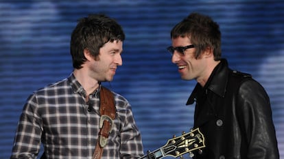 Liam y Noel Gallagher después de un concierto en Milán (Italia), en 2008.