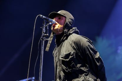 Liam Gallagher actuando el pasado 25 de agosto en el festival de Reading, donde celebró el 30 aniversario del primer disco de Oasis, 'Definitely Maybe', y aprovechó para dedicar a su hermano el tema 'Half The World Away'. 