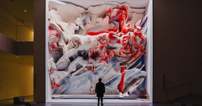 Un hombre mira una obra hecha por IA en el MoMa, en una foto cedida por el estudio del artista Refik Anadol. 