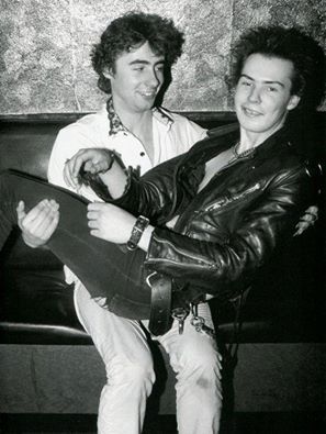 ___ La música sostiene a la imagen. Dos pistols, Glen Matlock & Sid Vicious allá por 1978. Pretty Vacant: https://www.youtube.com/watch?v=CwpyZ48MawQ :::