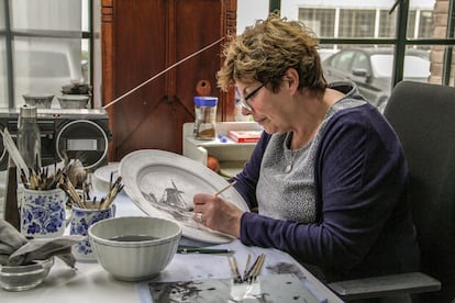 Una de las trabajadores en la fábrica de porcelana de Herend.
