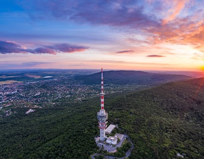 Vista aérea de la torre de la televisión de Pécs y sus alrededores.