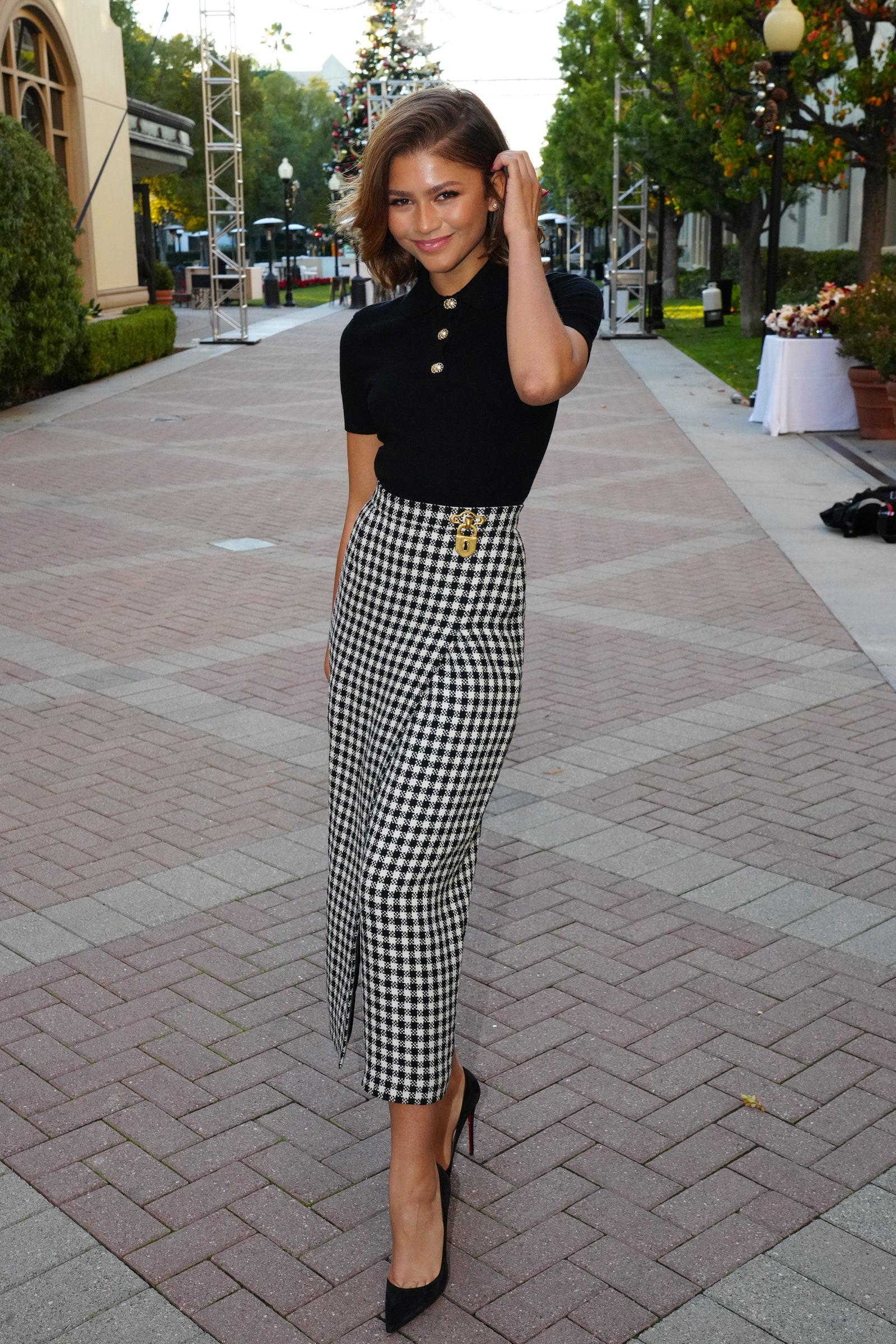 Zendaya con unos zapatos de tacón So Kate de Louboutin