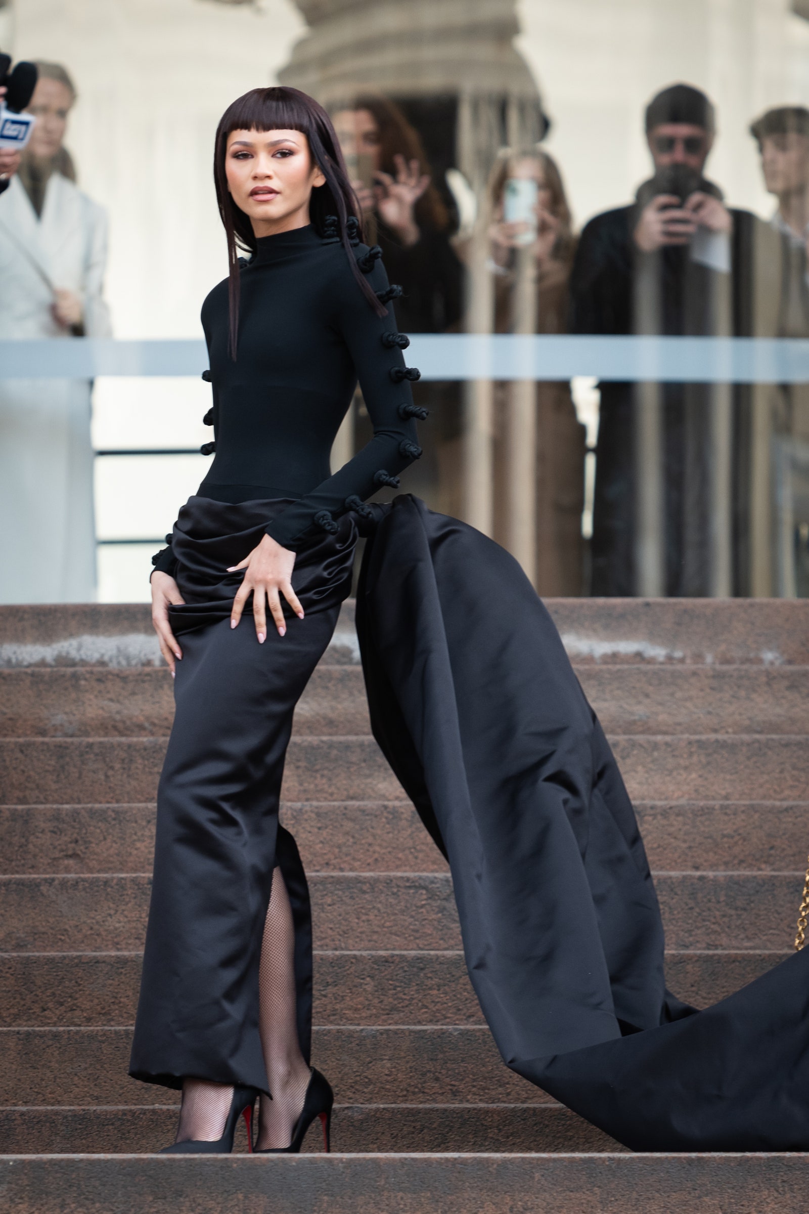 Zendaya con unos zapatos de tacón So Kate de Louboutin