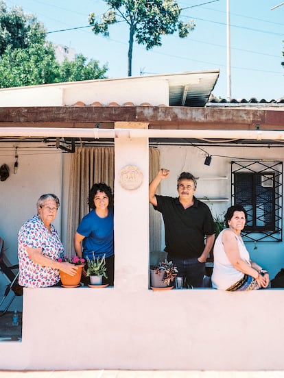 Eduard Fernández (segundo desde la derecha), con vecinos de Torre Baró: de izquierda a derecha, Carmen Lasso, Daniela Villarreal y Desideria González.