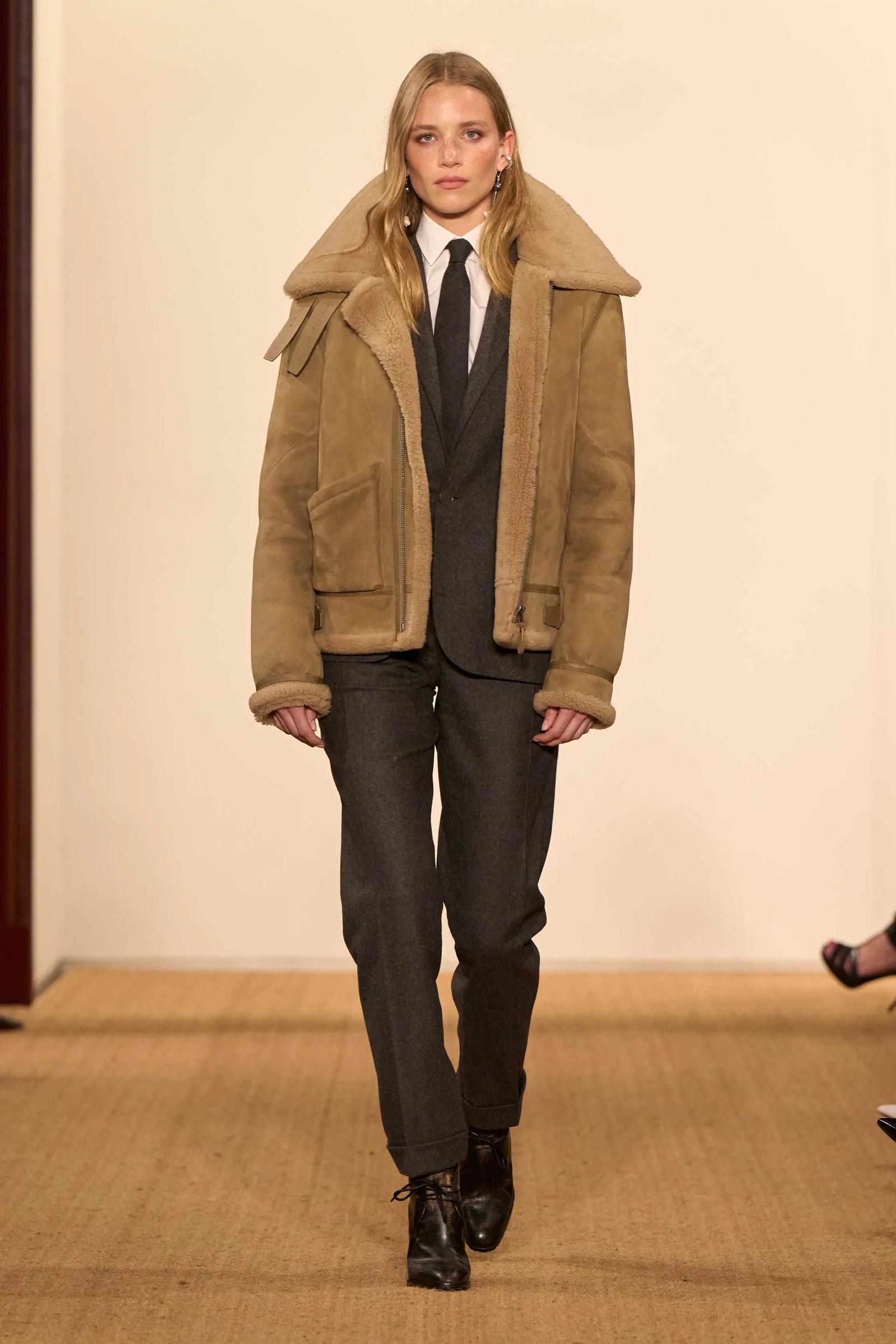 pantalones cigarette en Ralph Lauren otoñoinvierno 20242025.