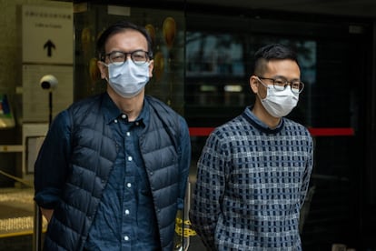 Chung Pui-kuen y Patrick Lam, periodistas del diario 'Stand News', frente al Tribunal de Distrito de Wan Chai, el 13 de diciembre de 2022 en Hong Kong, China.
