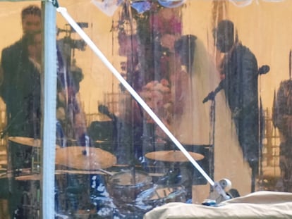 De momento, las únicas fotos que se han podido ver de los novios son desde la distancia y dentro de la carpa en la que se ha celebrado la unión.