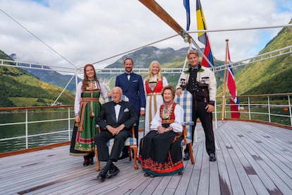 Una de las fotos difundidas por la familia real noruega antes del enlace es esta del rey Harald de Noruega junto la reina Sonia, el príncipe heredero Haakon y su esposa, la princesa heredera Mette-Marit, además de sus hijos: la princesa Ingrid Alexandra y el príncipe Sverre Magnus, que posan con trajes regionales con el fiordo de Geiranger de fondo, donde se ha celebrado la boda.