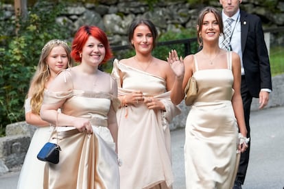 Después de que su madre se haya dado el "sí, quiero" con Durek, se ha visto salir a las tres juntas. En la imagen, de izquierda a derecha: Maud Angelica Behn, Emma Tallulah Behn y Leah Isadora Behn. Con ellas va Helena Stalnacke, con la que Maud ha coescrito el libro 'De repente: historias personales sobre el dolor de los jóvenes'.