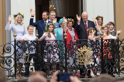 De izquierda a derecha: la princesa Mette-Marit, el príncipe Sverre Magnus de Noruega, el príncipe heredero Haakon, la princesa Ingrid Alexandra, Marius Borg Høibi, la princesa Astrid, la reina Sonia, el rey Harald, Emma Tallulah Behn, la princesa Marta Luisa, Leah Isadora Behn y Maud Angelica el 23 de junio de 2016 en Trondheim, Noruega.
