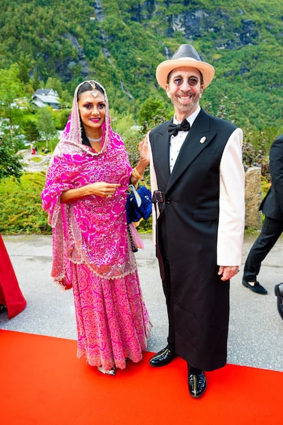El 'dress code' exigía a los invitados evitar el blanco. También se aconsejó a las mujeres a vestir de gala y a los hombres llevar esmoquin.

