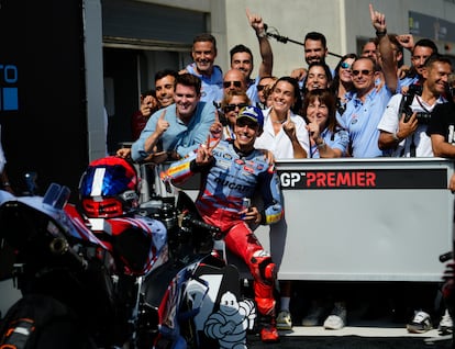 Marc Márquez celebra con sus compañeros de equipo la pole, este sábado.