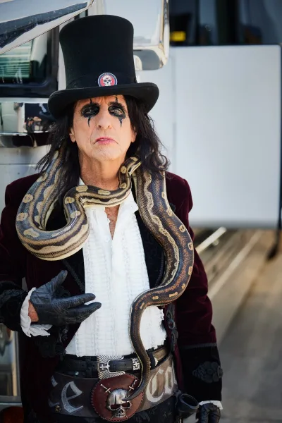 ALICE COOPER SE RÍE DE LOS QUE DICEN QUE EL " SHOCK ROCK " ESTÁ MUERTO