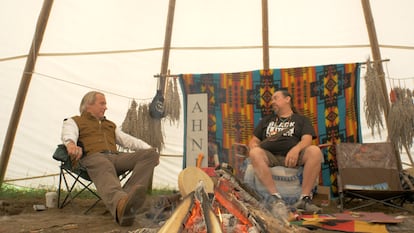 Un momento de la serie documental 'Going Native', presentada por Drew Hayden Taylor (izquierda). Imagen cedida por el canal APTN.