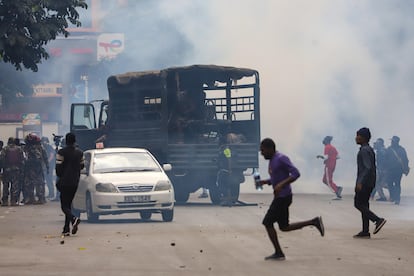 Manifestantes huyen de la zona en que la policía arrojó gases lacrimógenos, durante una manifestación contra el Gobierno el 8 de agosto de 2024 en Nairobi.