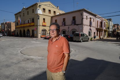 Avelino Corma, en la plaza del Ayuntamiento de Moncofa, a principios de agosto.  ​​