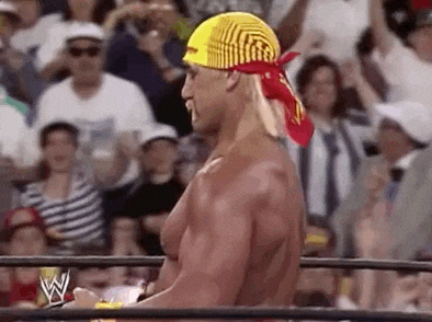 Hulk Hogan sosteniendo el cinturón de la WWE.- Blog Hola Telcel