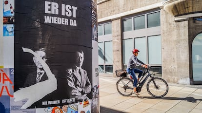 Carteles anónimos aparecidos en el centro de Erfurt, capital de Turingia, que muestran al líder de AfD, Björn Höcke, al lado de Adolf Hitler y la frase: "Ha vuelto". 