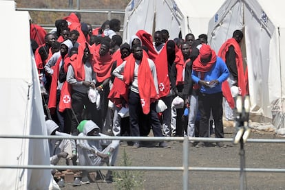 Un grupo de inmigrantes en el Centro de Acogida Temporal de Extranjeros (CATE) de San Andrés, en el Hierro, que acoge a más de 700 personas que han llegado a la isla.