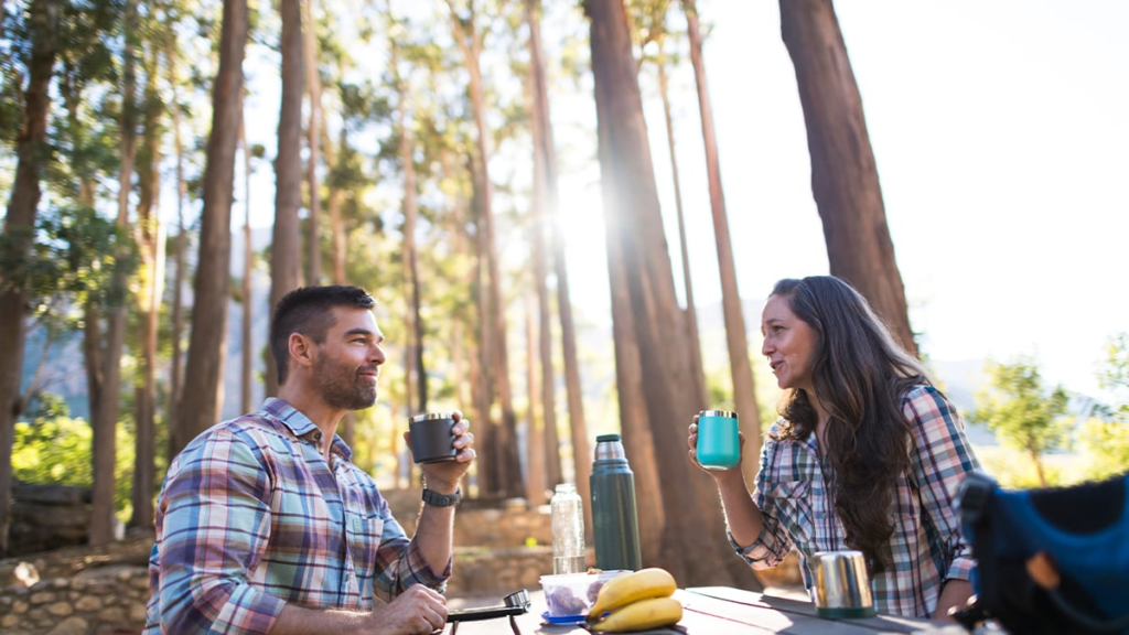 Disfruta de un día al aire libre con una bebida refrescante en tu termo Stanley. GETTYIMAGES