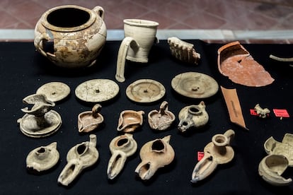 Algunos de los objetos encontrados durante las obras de construcción de la nueva cubierta para la catedral de Málaga.