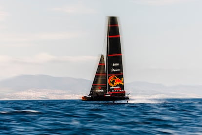 El barco del equipo suizo Alinghi Red Bull Racing, uno de los seis que participará en la Copa América de vela de Barcelona este verano. 