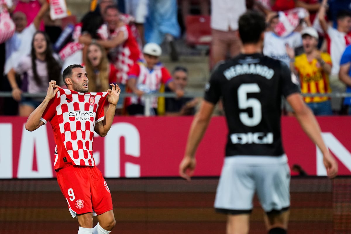 Abel Ruiz, delantero del Girona, celebra su gol ante Osasuna en la tercera jornada de LaLiga.