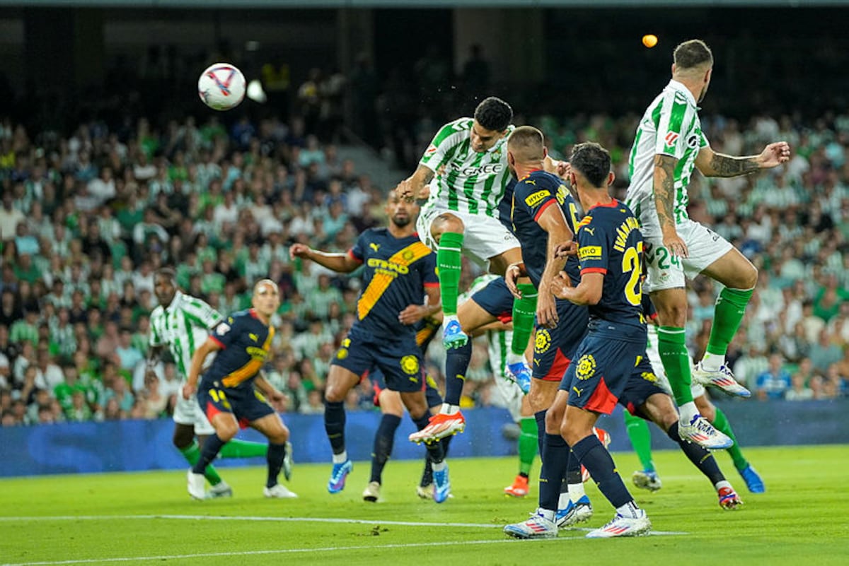 Marc Bartra hace el gol del Betis ante el Girona este jueves.