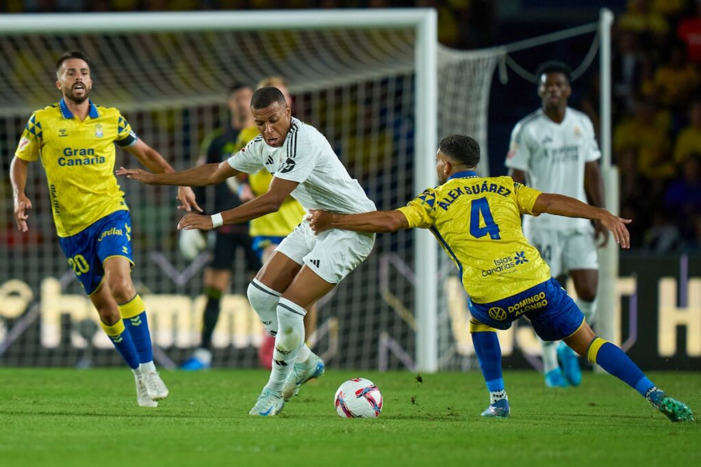 Álex Suárez trata de frenar a Kylian Mbappé en el estadio de Gran Canaria.