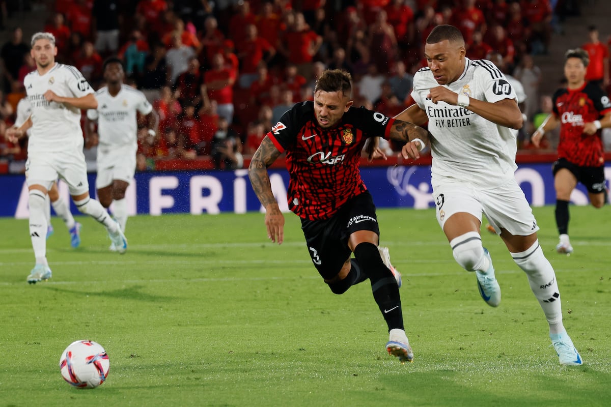 Pablo Maffeo y Kylian Mbappé se disputan un balón durante el partido entre el Mallorca y el Real Madrid.